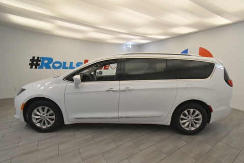 2023 Chrysler Pacifica Touring L AWD 4dr Mini Van