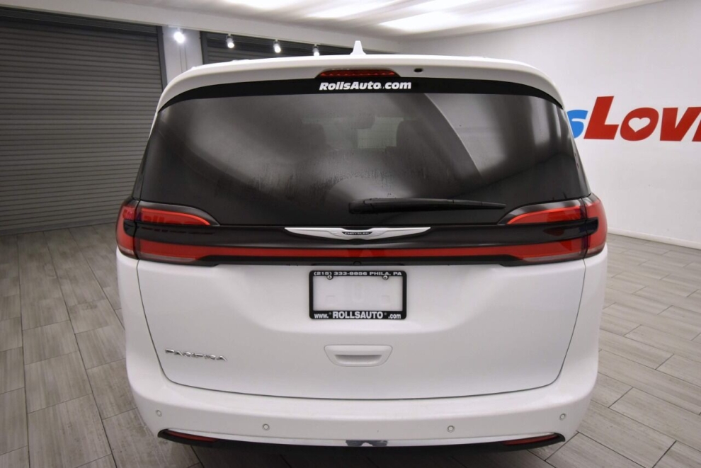 2022 Chrysler Pacifica Touring L 4dr Mini Van, White, Mileage: 60,953 - photo 3