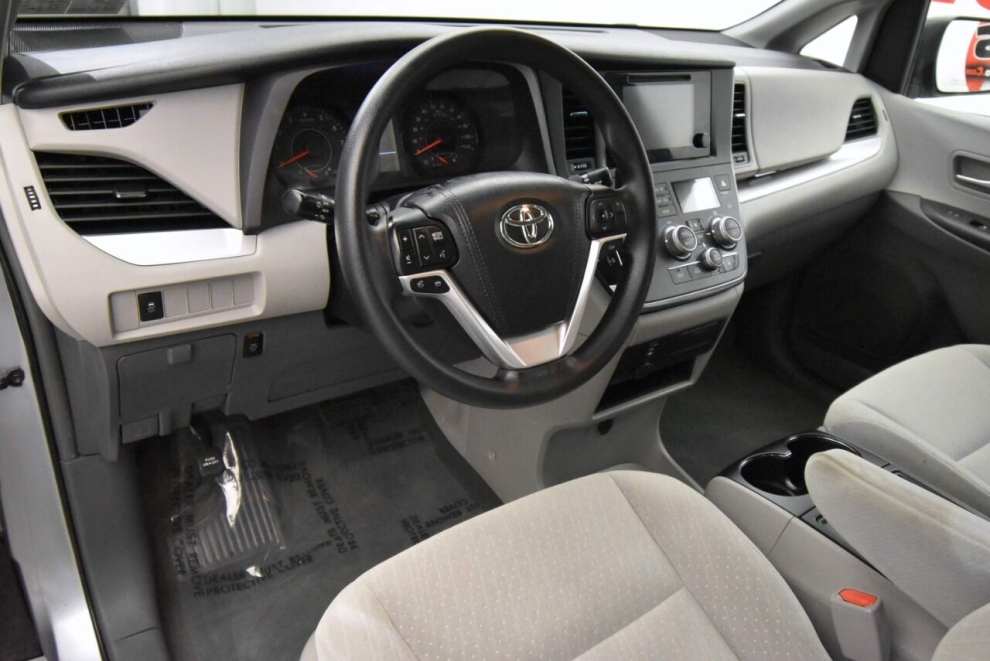 2017 Toyota Sienna LE 7 Passenger Auto Access Seat 4dr Mini Van, Silver, Mileage: 91,593 - photo 10