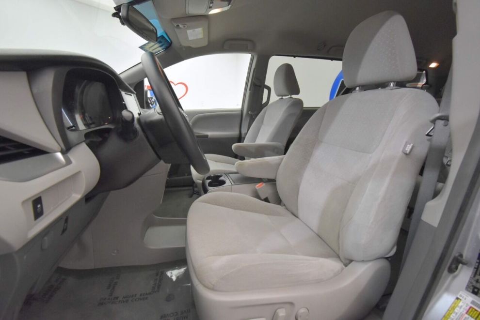 2017 Toyota Sienna LE 7 Passenger Auto Access Seat 4dr Mini Van, Silver, Mileage: 91,593 - photo 11