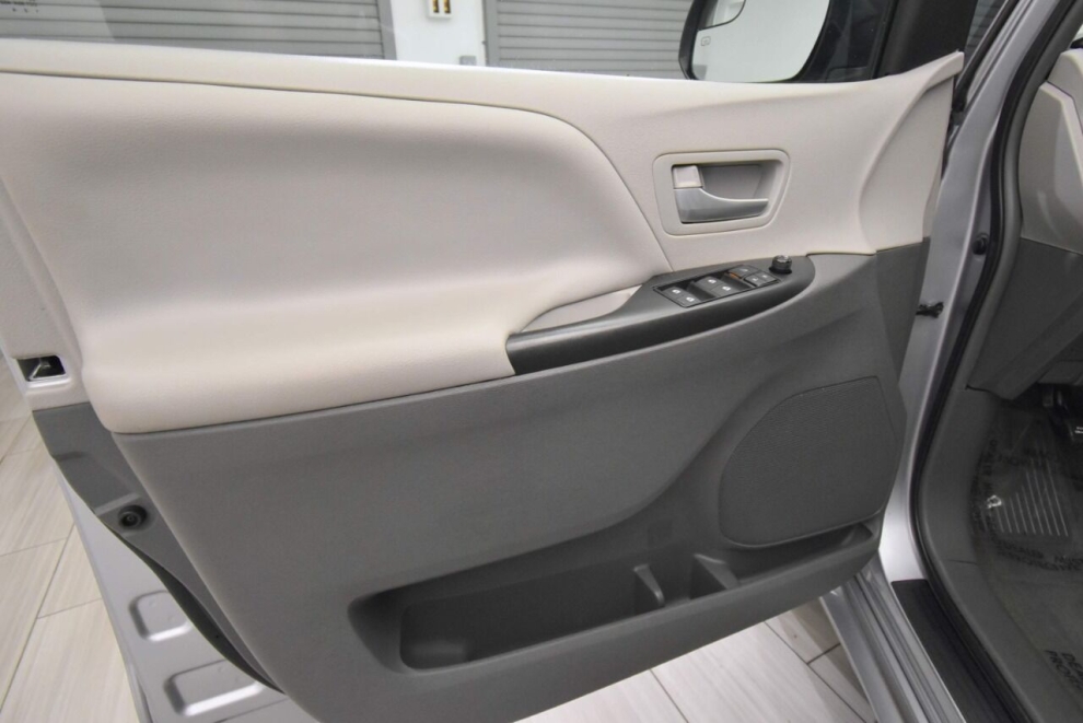 2017 Toyota Sienna LE 7 Passenger Auto Access Seat 4dr Mini Van, Silver, Mileage: 91,593 - photo 12