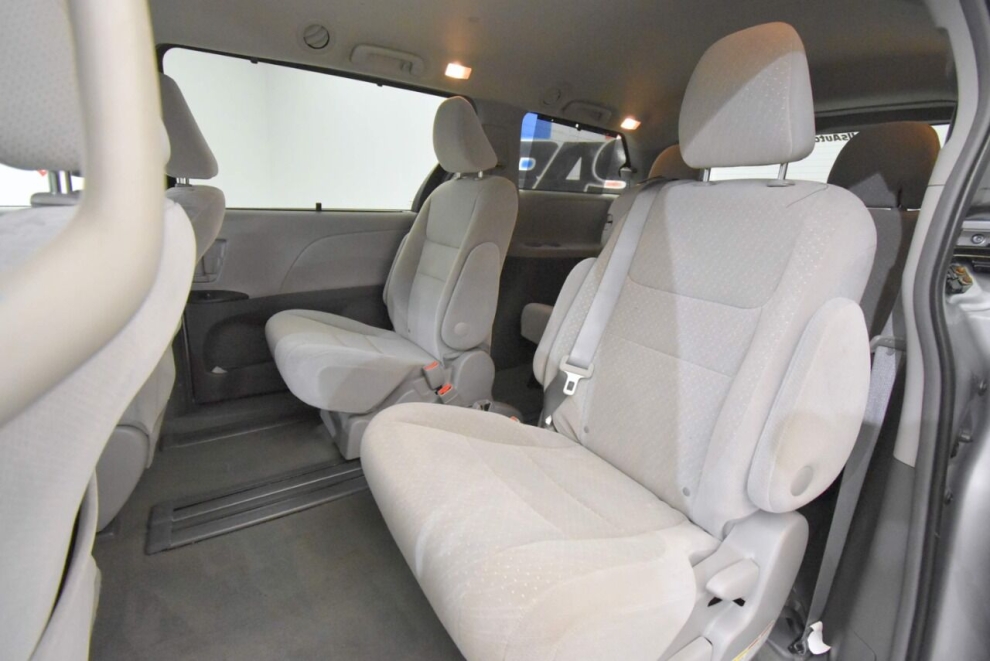 2017 Toyota Sienna LE 7 Passenger Auto Access Seat 4dr Mini Van, Silver, Mileage: 91,593 - photo 13