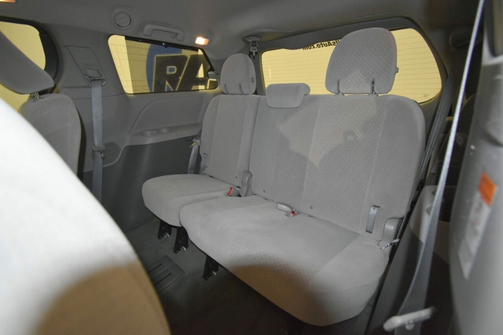 2017 Toyota Sienna LE 7 Passenger Auto Access Seat 4dr Mini Van, Silver, Mileage: 91,593 - photo 14