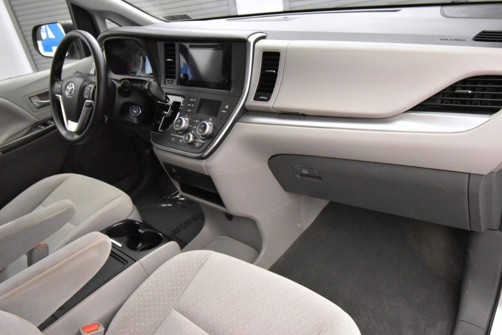 2017 Toyota Sienna LE 7 Passenger Auto Access Seat 4dr Mini Van, Silver, Mileage: 91,593 - photo 16