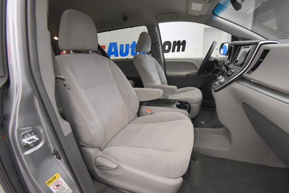 2017 Toyota Sienna LE 7 Passenger Auto Access Seat 4dr Mini Van, Silver, Mileage: 91,593 - photo 17