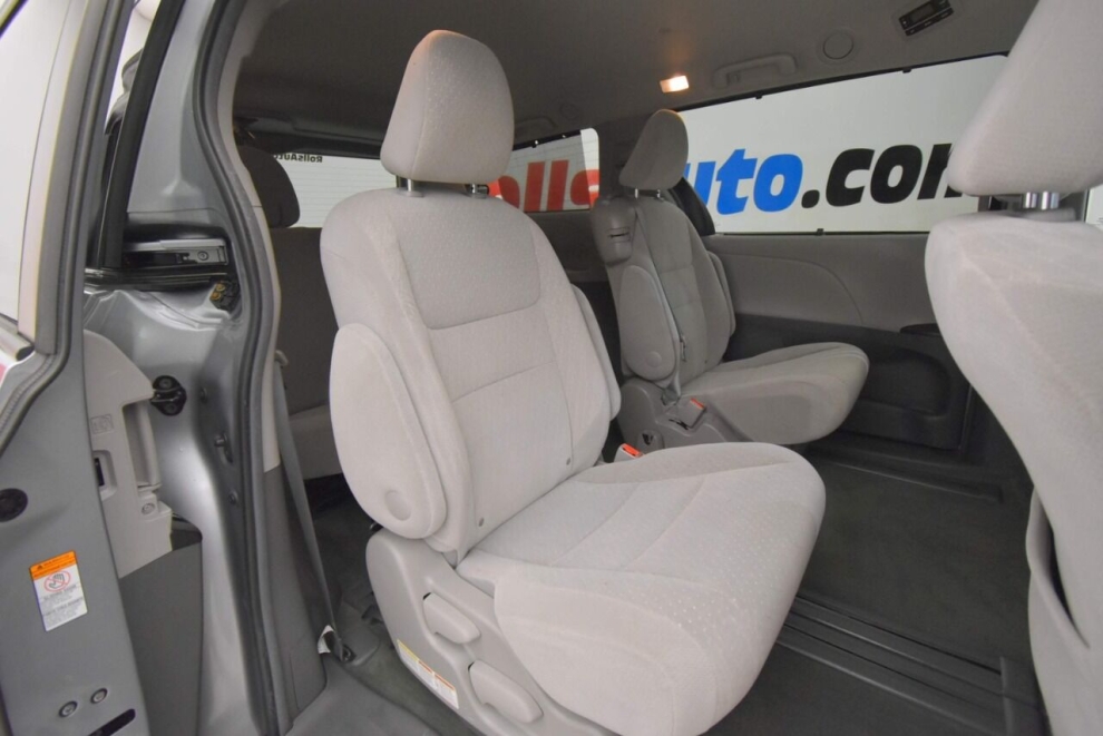 2017 Toyota Sienna LE 7 Passenger Auto Access Seat 4dr Mini Van, Silver, Mileage: 91,593 - photo 19