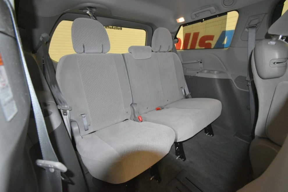 2017 Toyota Sienna LE 7 Passenger Auto Access Seat 4dr Mini Van, Silver, Mileage: 91,593 - photo 20