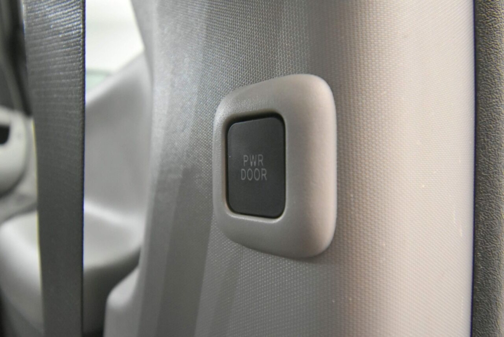 2017 Toyota Sienna LE 7 Passenger Auto Access Seat 4dr Mini Van, Silver, Mileage: 91,593 - photo 21