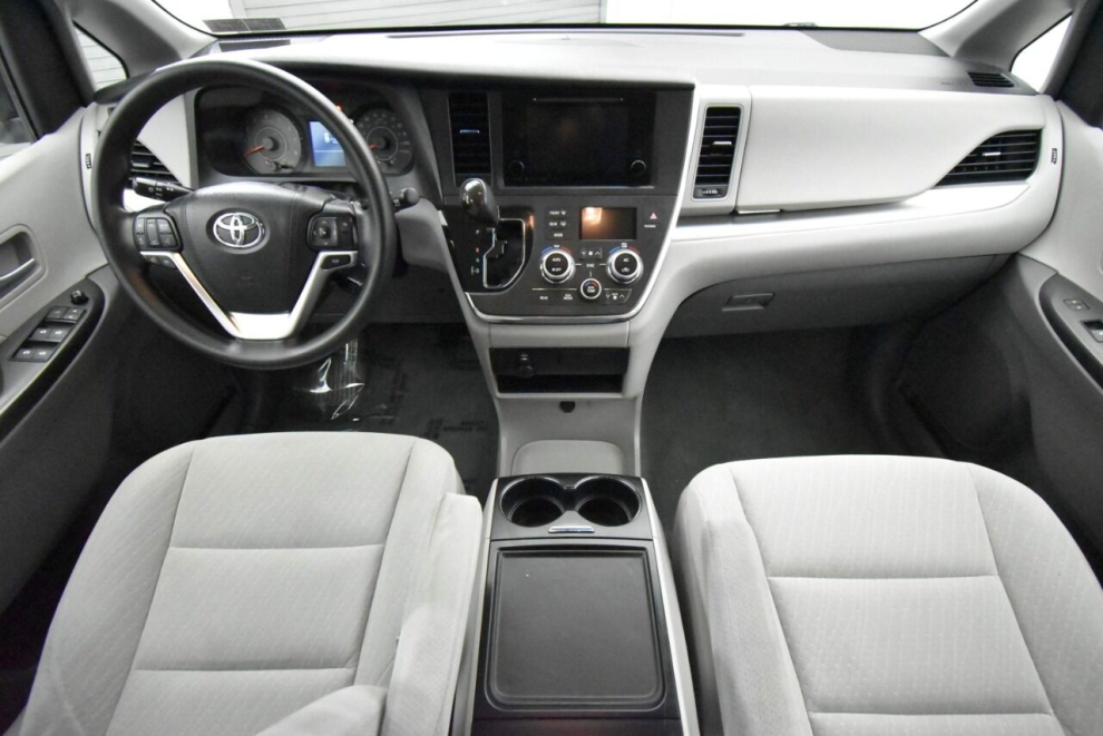 2017 Toyota Sienna LE 7 Passenger Auto Access Seat 4dr Mini Van, Silver, Mileage: 91,593 - photo 23
