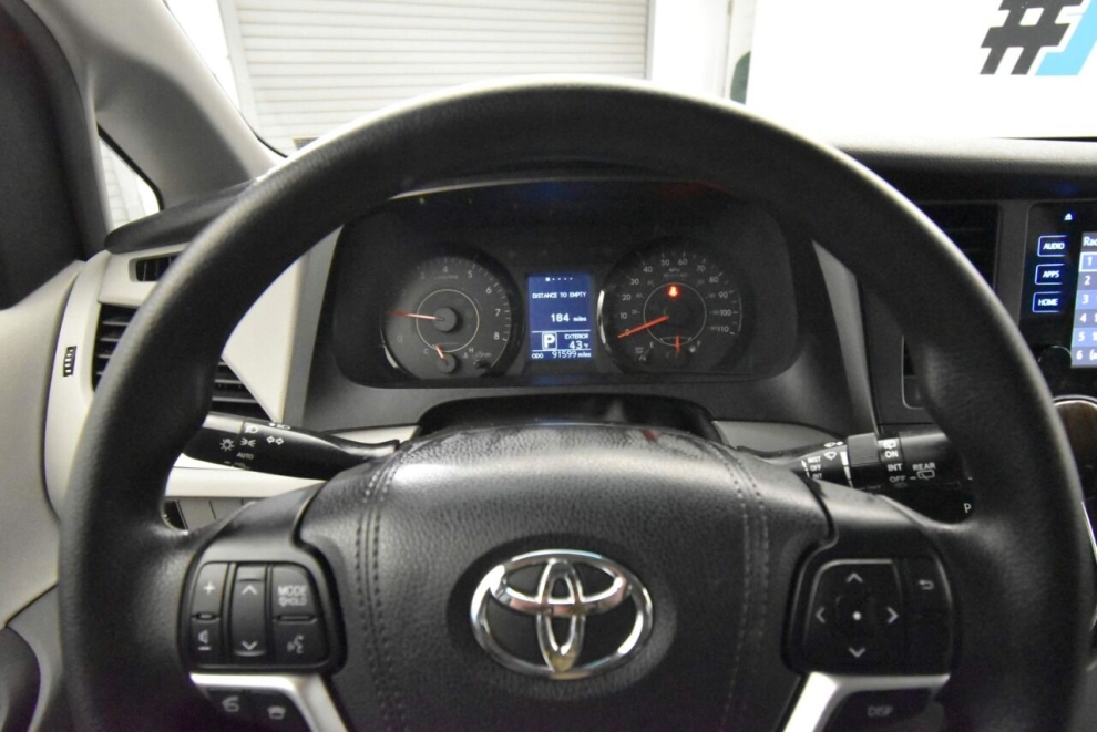 2017 Toyota Sienna LE 7 Passenger Auto Access Seat 4dr Mini Van, Silver, Mileage: 91,593 - photo 27
