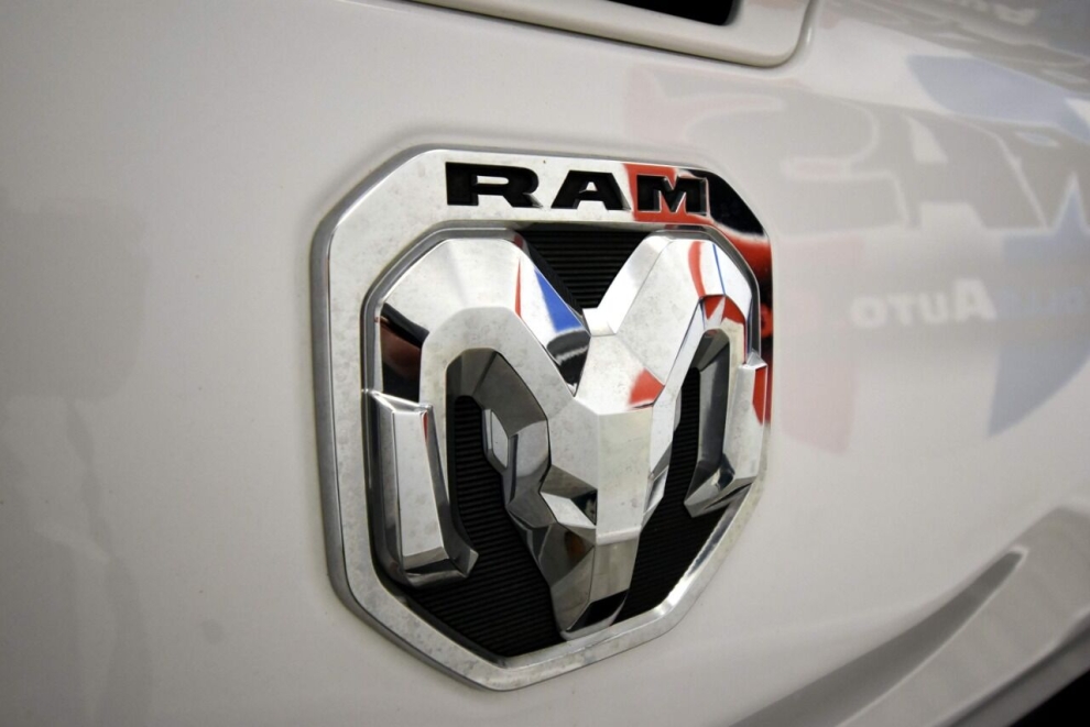 2019 RAM 1500 Limited 4x4 4dr Crew Cab 5.6 ft. SB Pickup, White, Mileage: 75,312 - photo 46