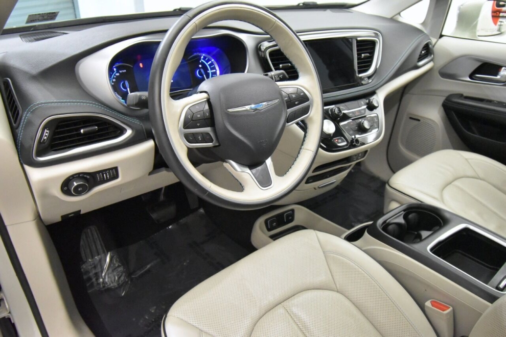 2020 Chrysler Pacifica Hybrid Limited 4dr Mini Van, White, Mileage: 64,702 - photo 10