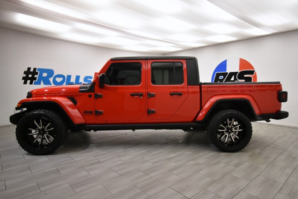 2021 Jeep Gladiator Willys 4x4 4dr Crew Cab 5.0 ft. SB, Red, Mileage: 20,388 - photo 1