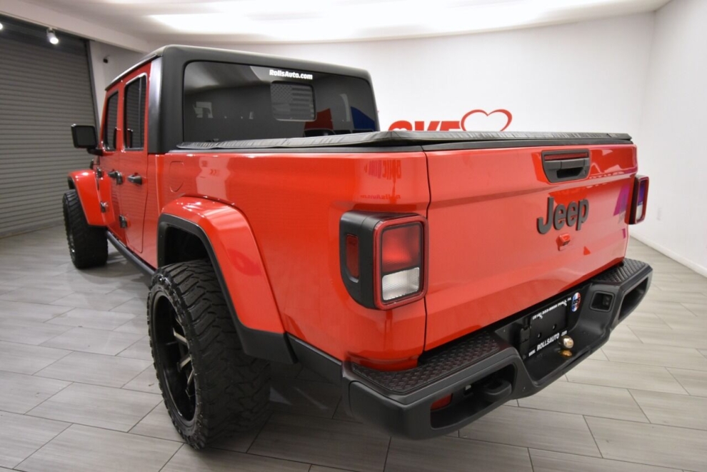 2021 Jeep Gladiator Willys 4x4 4dr Crew Cab 5.0 ft. SB, Red, Mileage: 20,388 - photo 2