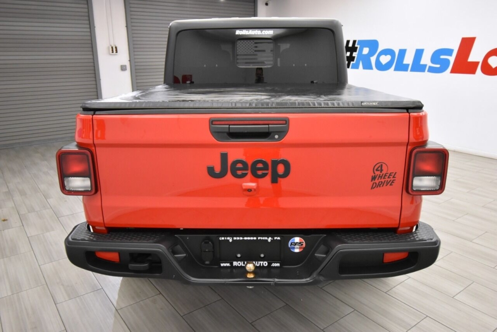 2021 Jeep Gladiator Willys 4x4 4dr Crew Cab 5.0 ft. SB, Red, Mileage: 20,388 - photo 3