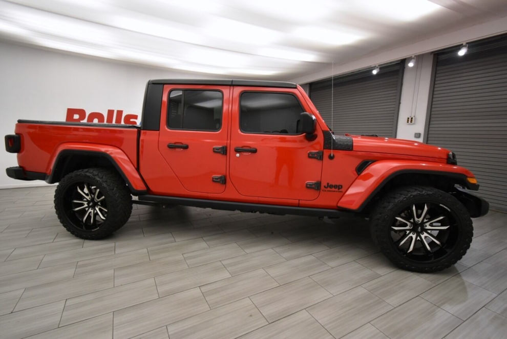 2021 Jeep Gladiator Willys 4x4 4dr Crew Cab 5.0 ft. SB, Red, Mileage: 20,388 - photo 5