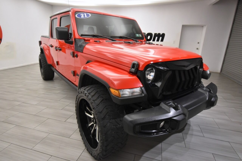 2021 Jeep Gladiator Willys 4x4 4dr Crew Cab 5.0 ft. SB, Red, Mileage: 20,388 - photo 6