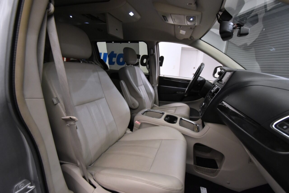2014 Chrysler Town and Country Touring L 4dr Mini Van, Silver, Mileage: 94,090 - photo 18