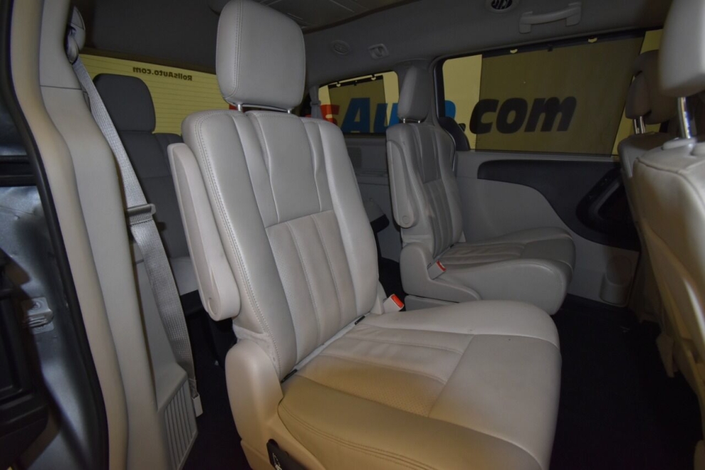 2014 Chrysler Town and Country Touring L 4dr Mini Van, Silver, Mileage: 94,090 - photo 20