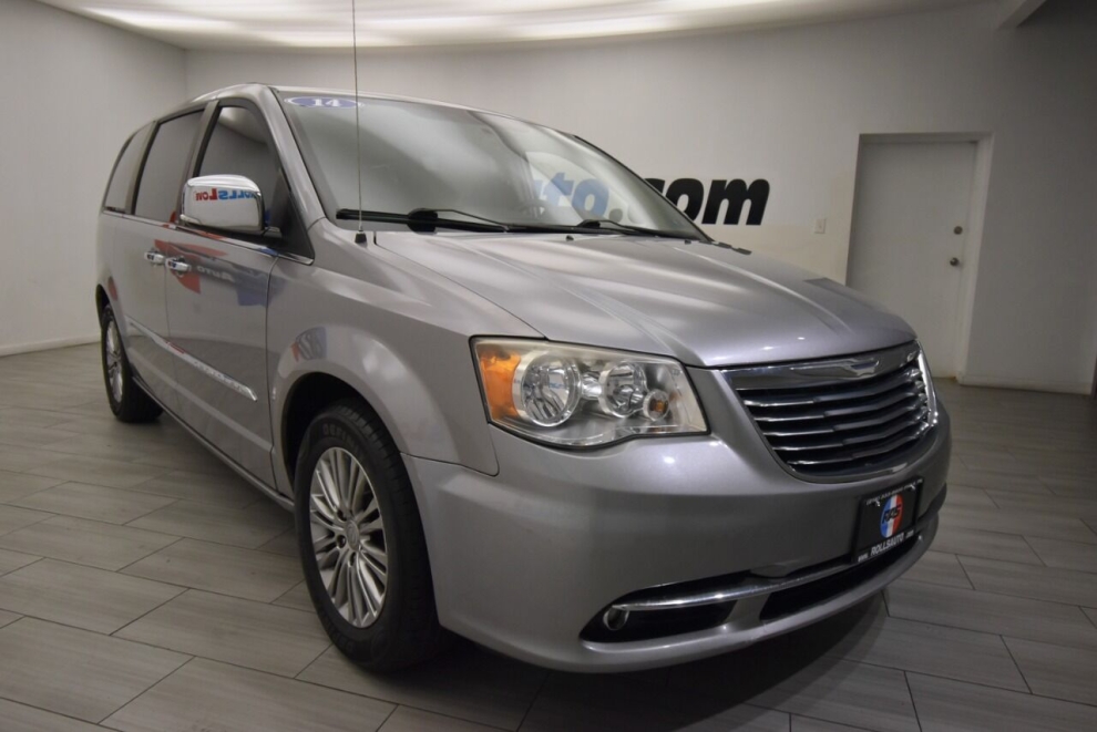 2014 Chrysler Town and Country Touring L 4dr Mini Van, Silver, Mileage: 94,090 - photo 6