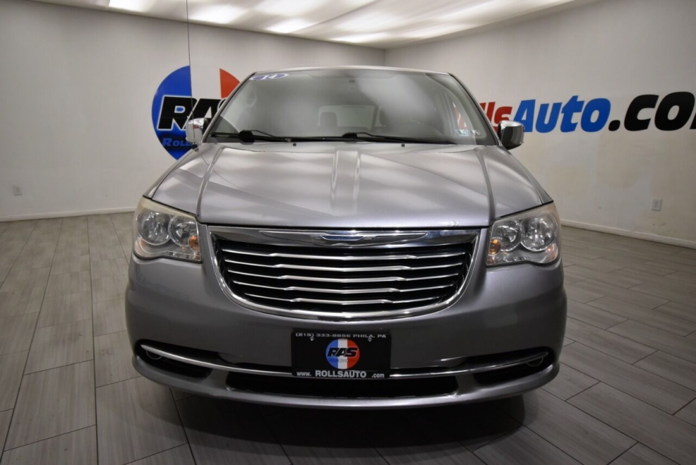 2014 Chrysler Town and Country Touring L 4dr Mini Van, Silver, Mileage: 94,090 - photo 7