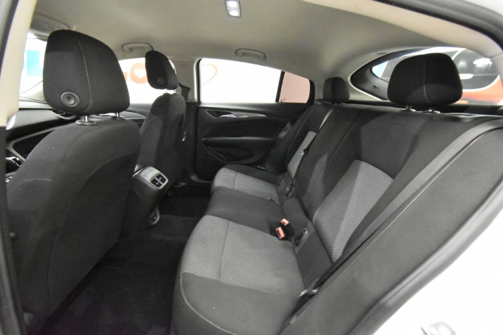 2018 Buick Regal Sportback Preferred 4dr Sportback, White, Mileage: 63,234 - photo 13