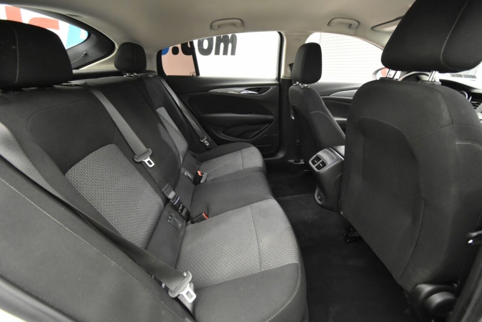 2018 Buick Regal Sportback Preferred 4dr Sportback, White, Mileage: 63,234 - photo 18