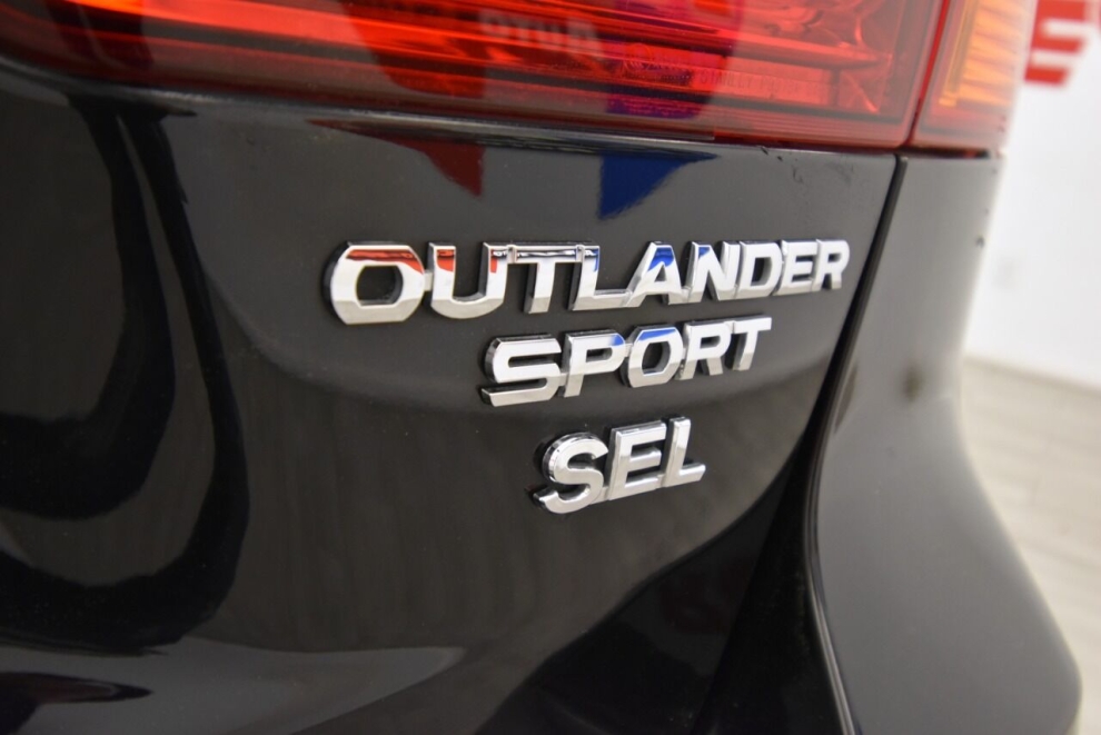 2018 Mitsubishi Outlander Sport 2.4 SEL AWD 4dr Crossover, Black, Mileage: 35,084 - photo 36