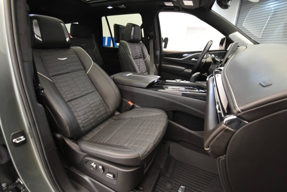 2024 Cadillac Escalade-V 20th Anniversary, Dark Emerald, Mileage: 10,125 - photo 18