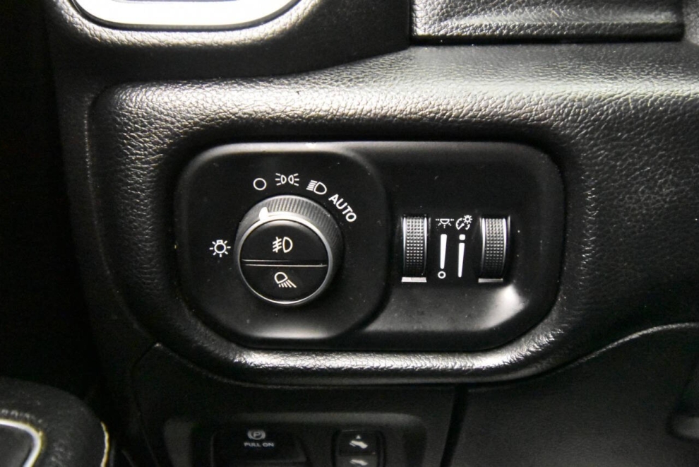 2019 RAM 1500 Laramie 4x4 4dr Crew Cab 5.6 ft. SB Pickup, Silver, Mileage: 131,833 - photo 33
