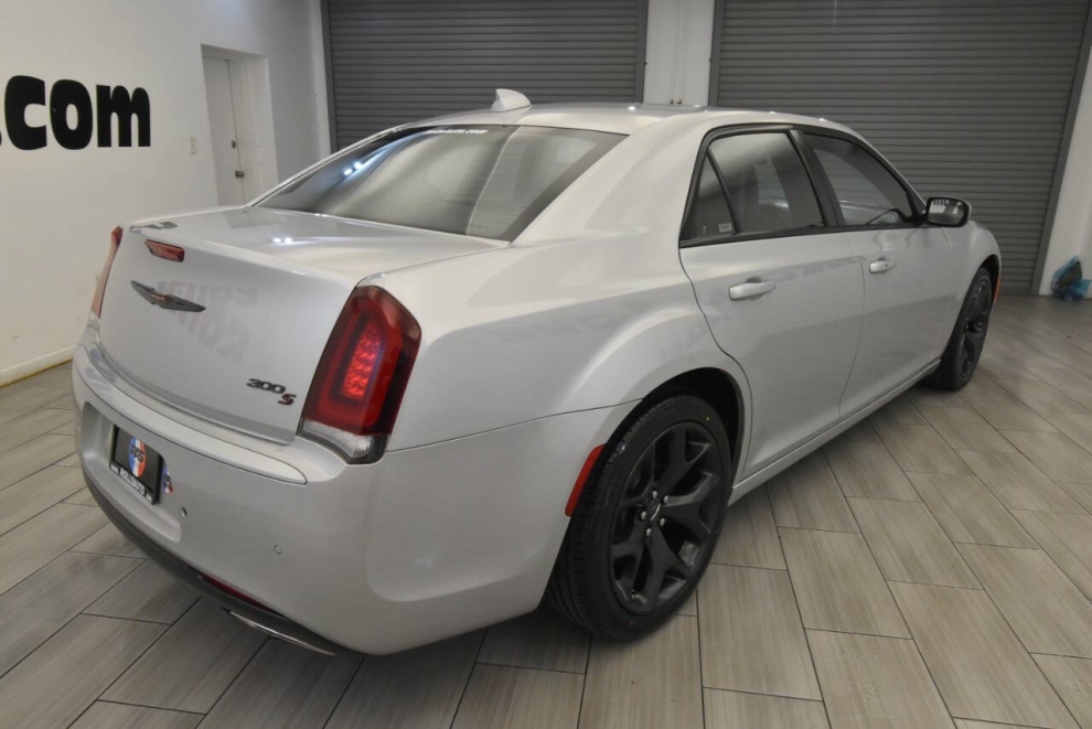 2022 Chrysler 300 S V6 4dr Sedan, Silver, Mileage: 63,046 - photo 4