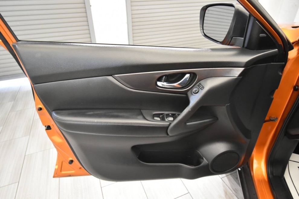 2019 Nissan Rogue SV AWD, Orange, Mileage: 107,962 - photo 11
