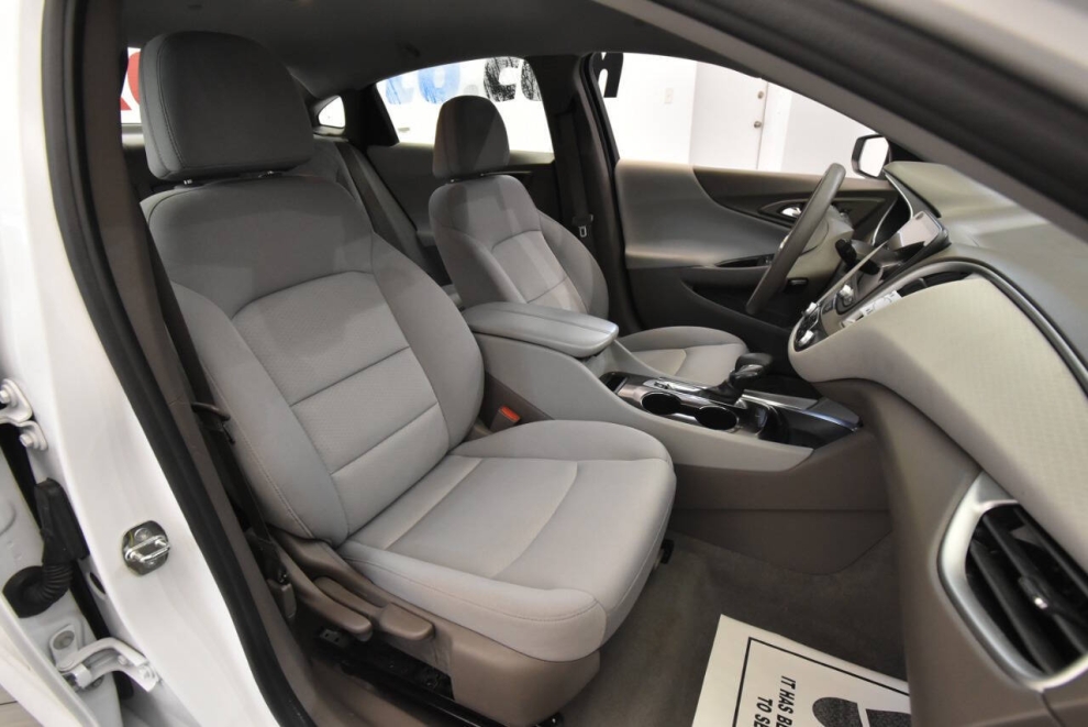 2022 Chevrolet Malibu LT 4dr Sedan, White, Mileage: 100,825 - photo 15