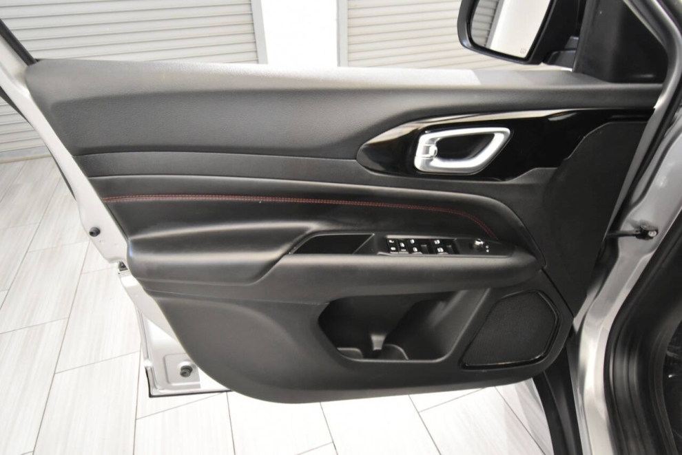 2023 Jeep Compass Trailhawk 4x4 4dr SUV, Silver, Mileage: 35,778 - photo 11