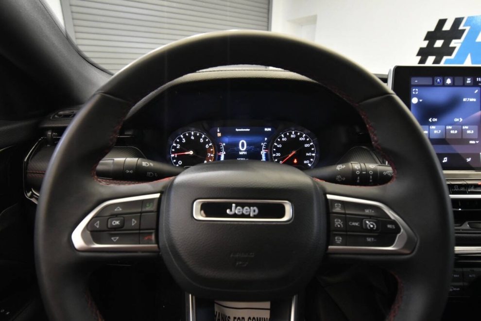 2023 Jeep Compass Trailhawk 4x4 4dr SUV, Silver, Mileage: 35,778 - photo 23
