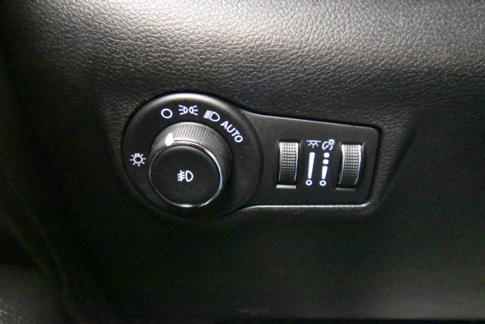 2023 Jeep Compass Trailhawk 4x4 4dr SUV, Silver, Mileage: 35,778 - photo 27