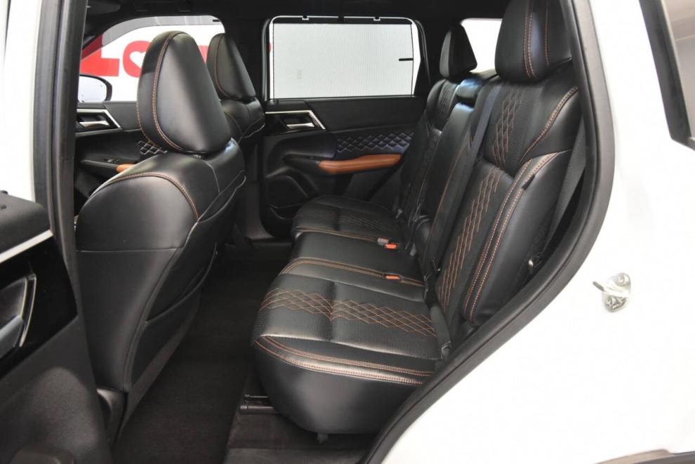 2022 Mitsubishi Outlander SEL, White, Mileage: 41,181 - photo 12