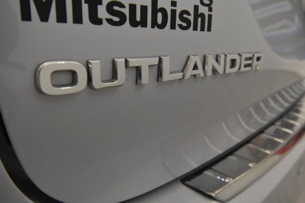 2022 Mitsubishi Outlander SEL, White, Mileage: 41,181 - photo 33