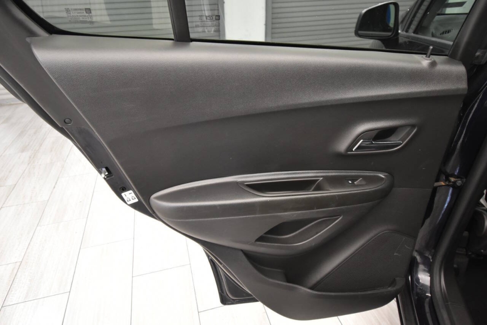 2021 Chevrolet Trax LT 4dr Crossover, Blue, Mileage: 24,812 - photo 13