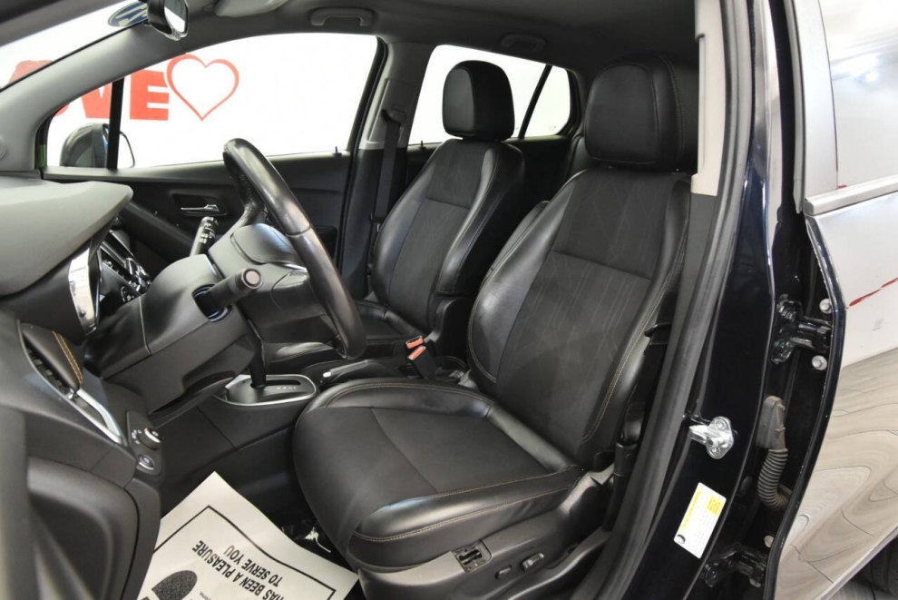 2021 Chevrolet Trax LT 4dr Crossover, Blue, Mileage: 24,812 - photo 9