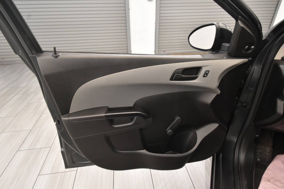 2020 Chevrolet Sonic LT 4dr Hatchback w/1FL, Gray, Mileage: 53,037 - photo 10