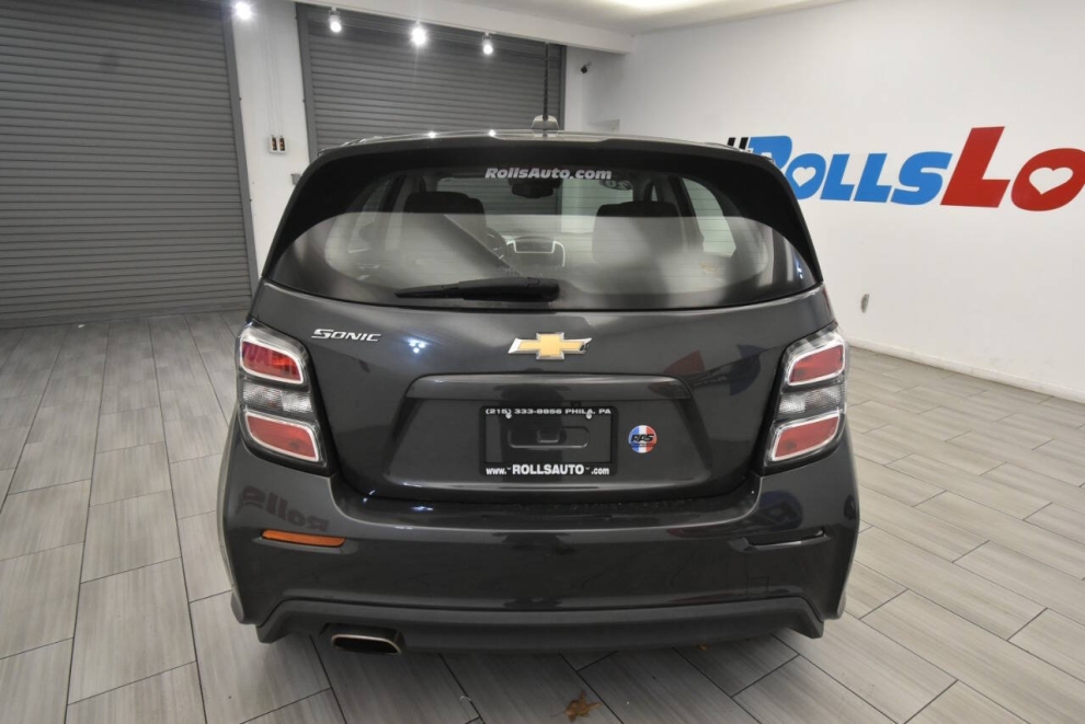 2020 Chevrolet Sonic LT 4dr Hatchback w/1FL, Gray, Mileage: 53,037 - photo 3
