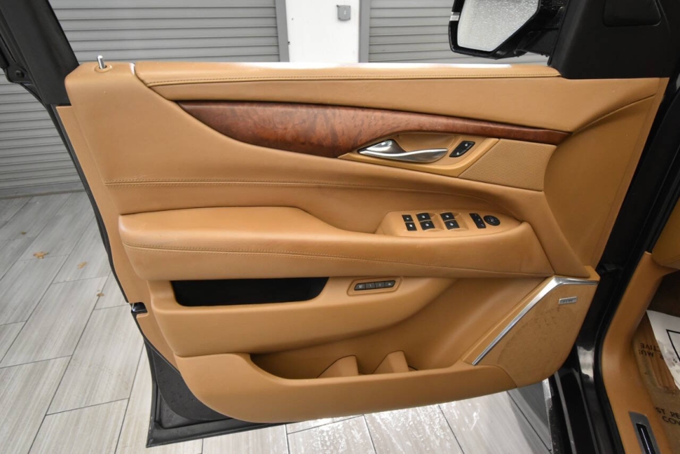 2017 Cadillac Escalade Platinum 4x4 4dr SUV, Gray, Mileage: 84,095 - photo 11