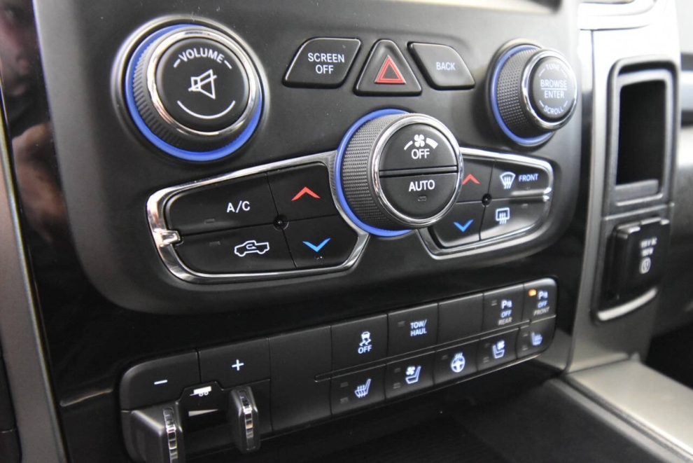 2015 RAM 1500 Sport 4x4 4dr Crew Cab 5.5 ft. SB Pickup, Black,  - photo 23