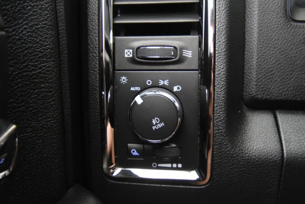 2015 RAM 1500 Sport 4x4 4dr Crew Cab 5.5 ft. SB Pickup, Black,  - photo 30