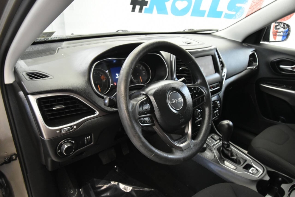 2021 Jeep Cherokee Latitude, Tan, Mileage: 73,839 - photo 10