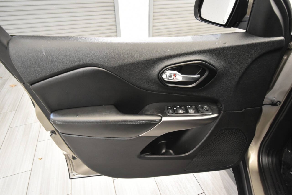 2021 Jeep Cherokee Latitude, Tan, Mileage: 73,839 - photo 11