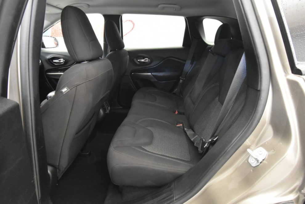 2021 Jeep Cherokee Latitude, Tan, Mileage: 73,839 - photo 12