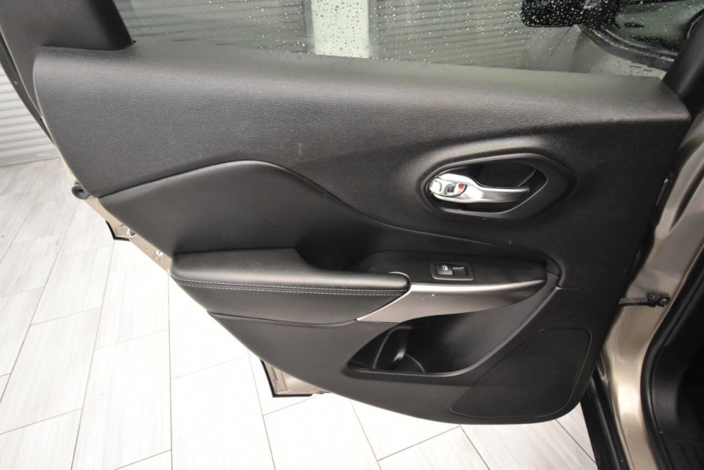 2021 Jeep Cherokee Latitude, Tan, Mileage: 73,839 - photo 13
