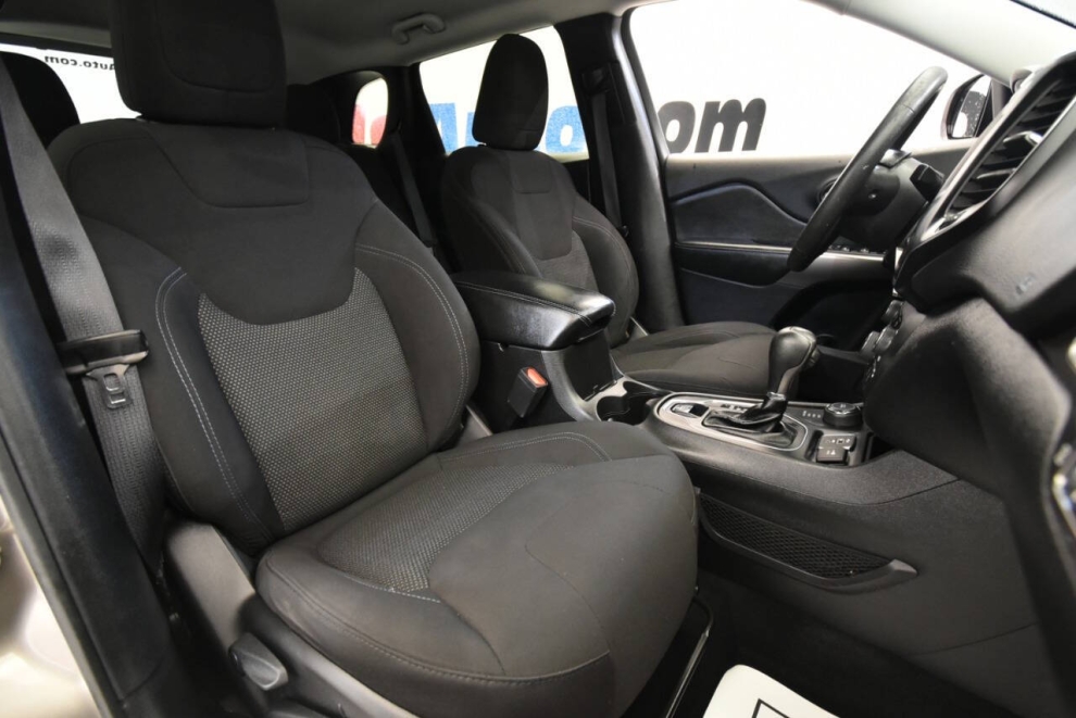 2021 Jeep Cherokee Latitude, Tan, Mileage: 73,839 - photo 15